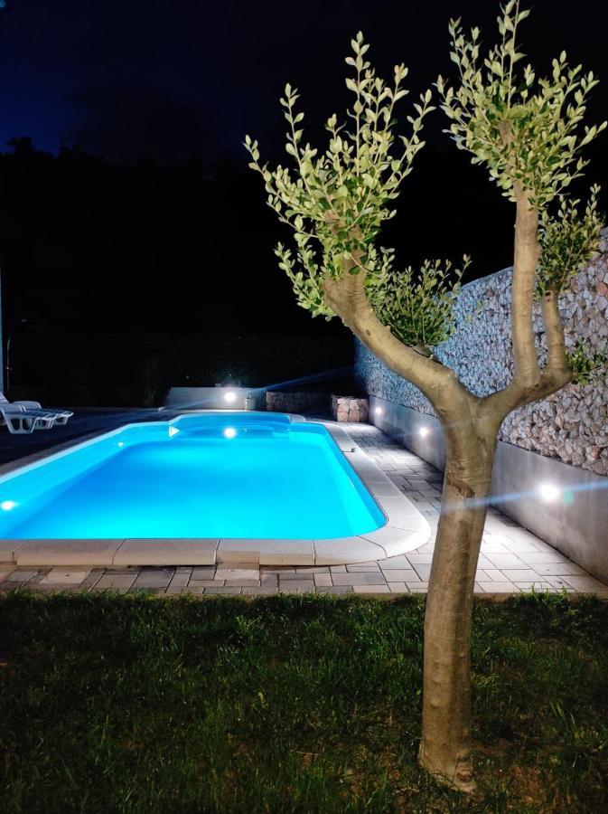 Village Holiday Apartman With Heated Pool Maslina Kostanje Exteriör bild