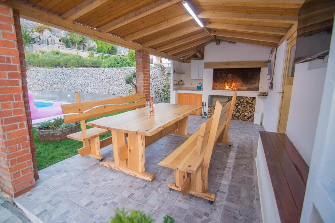 Village Holiday Apartman With Heated Pool Maslina Kostanje Exteriör bild