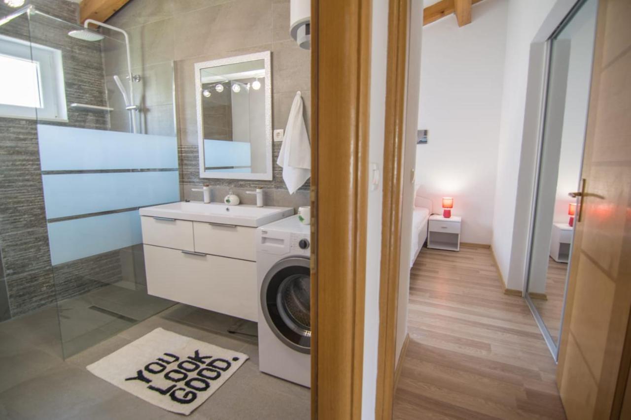 Village Holiday Apartman With Heated Pool Maslina Kostanje Exteriör bild