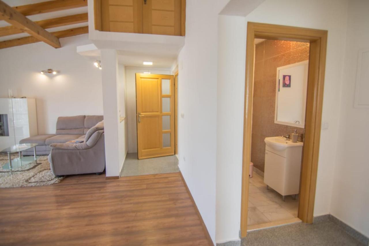 Village Holiday Apartman With Heated Pool Maslina Kostanje Exteriör bild