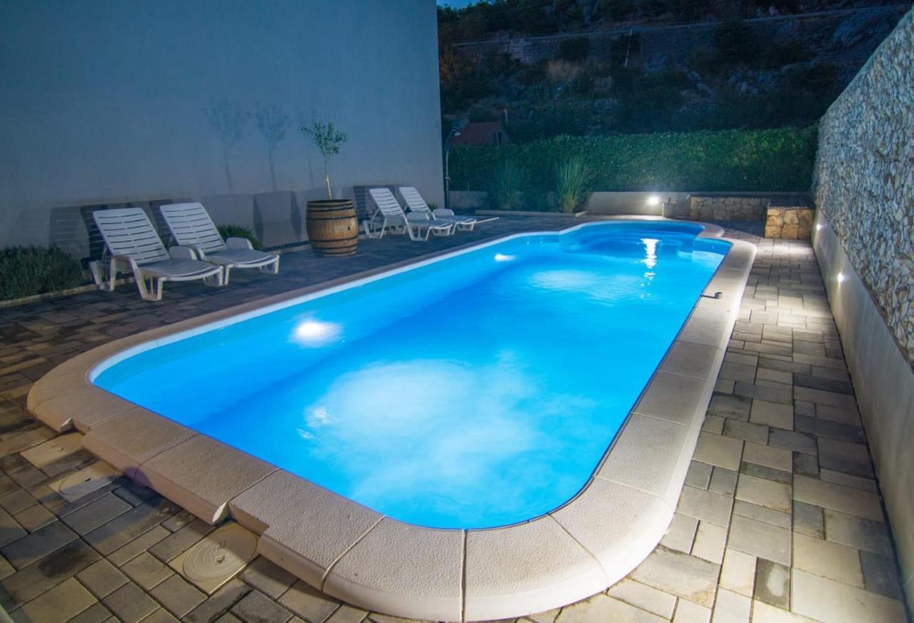 Village Holiday Apartman With Heated Pool Maslina Kostanje Exteriör bild