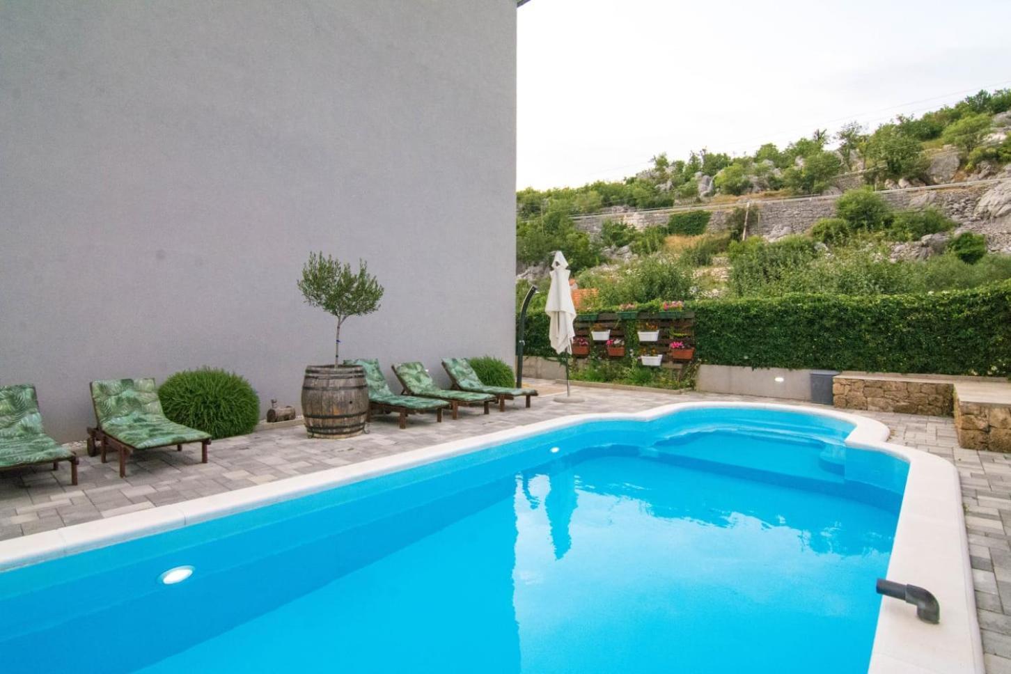 Village Holiday Apartman With Heated Pool Maslina Kostanje Exteriör bild